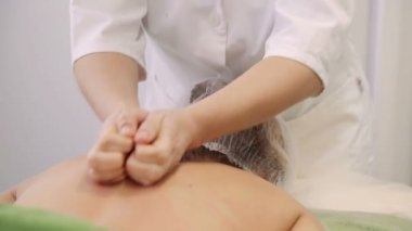 Hafifçe sırtına Güzellik Salonu masaj masöz masaj vücudun, taşır