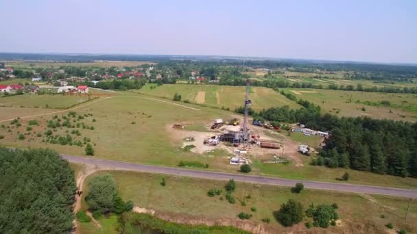 Vue aérienne de la tour de forage pétrolier dans la forêt — Video