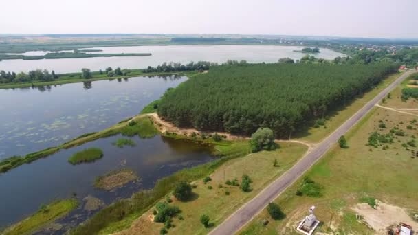 Vue aérienne de la tour de forage pétrolier dans la forêt 