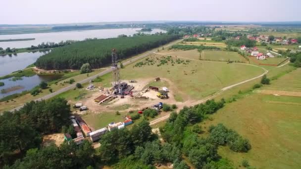 Вид с воздуха на вышку для бурения нефтяного газа в лесу — стоковое видео