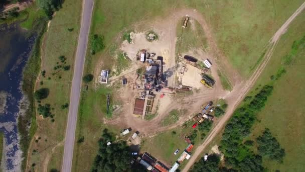 Aerial top view of the oil gas drilling tower in forest — Stock Video