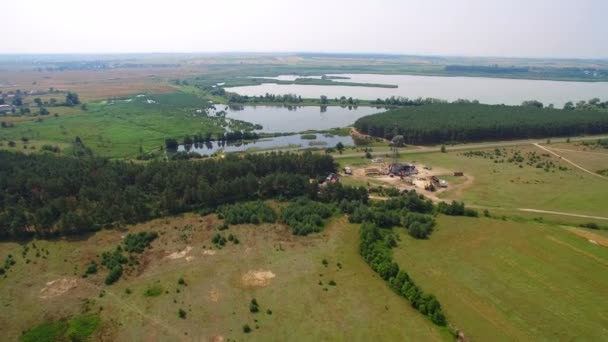 Вид с воздуха на вышку для бурения нефтяного газа в лесу — стоковое видео