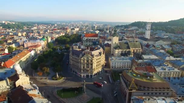 Antenne oude stad Lviv, het centrale deel van de stad, het huis van boeken — Stockvideo