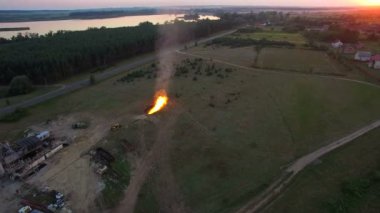 Yüksek basınçlı gaz gaz havadan çekim Flaring iyi gün batımında.