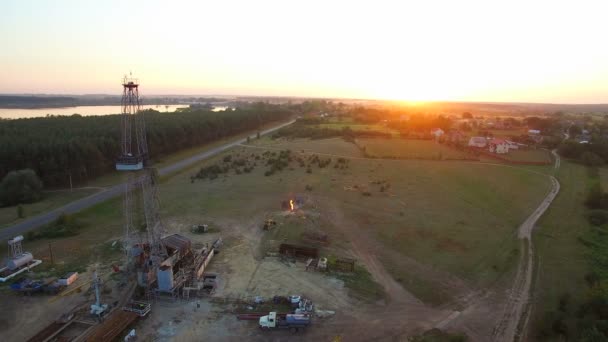 Tiro aéreo Flaring de gás de alta pressão do poço de gás ao pôr do sol . — Vídeo de Stock