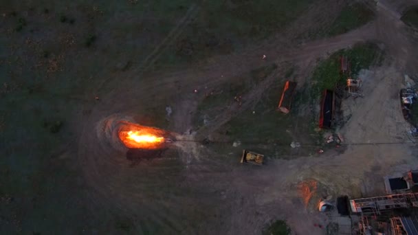 Luftaufnahmen Abfackeln von Hochdruckgas aus der Gasquelle bei Sonnenuntergang. — Stockvideo