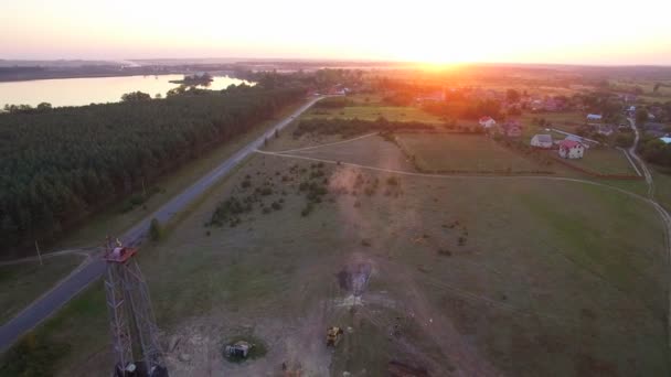 Tiro aéreo Flaring de gás de alta pressão do poço de gás ao pôr do sol . — Vídeo de Stock