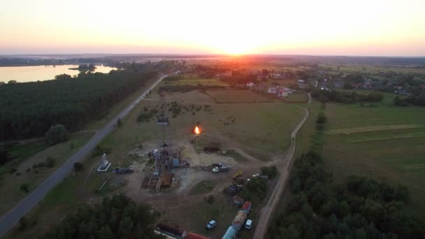 Luchtfoto schieten affakkelen van hogedruk gas uit het gas goed bij zonsondergang. — Stockvideo