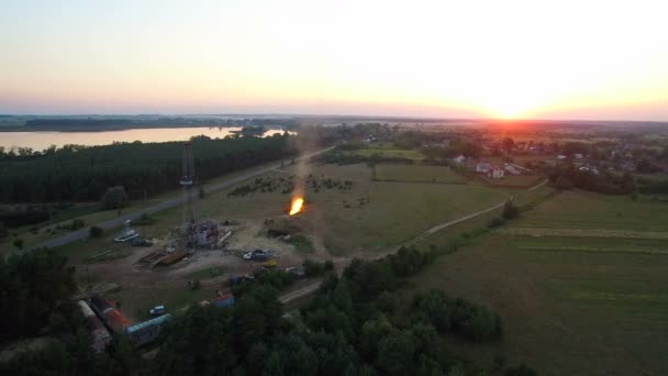 Aerial skytte fackling av högtrycksgas från gasen väl vid solnedgången. — Stockvideo