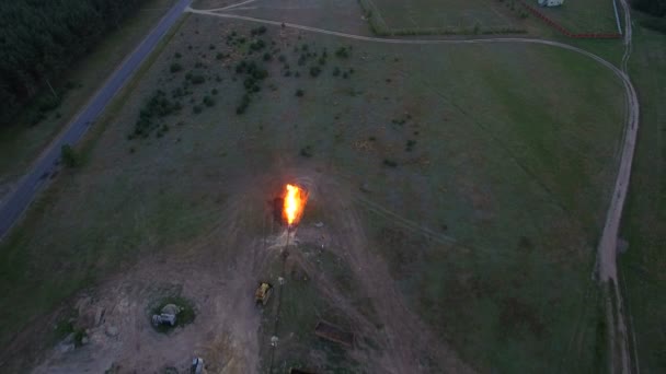 Luchtfoto schieten affakkelen van hogedruk gas uit het gas goed bij zonsondergang. — Stockvideo