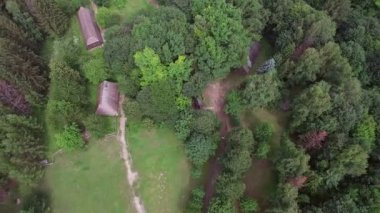 Havadan görünümü. Güzel Park şehrin üzerinden uçmak. Hava kamera çekim. Ukrayna, Lviv