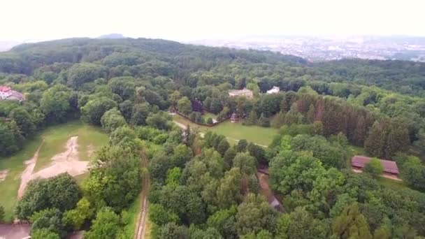 Vista aérea. Vuela sobre el hermoso parque de la ciudad. Cámara aérea grabada. Ucrania, Lviv — Vídeo de stock