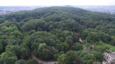 Havadan görünümü. Güzel Park şehrin üzerinden uçmak. Hava kamera çekim. Ukrayna, Lviv