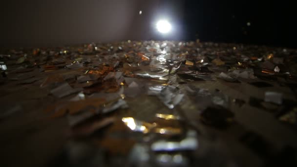Konfetti faller på golvet täckt med konfetti — Stockvideo