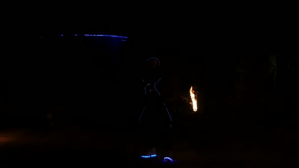 Artysta z miotacz ognia w ręku podczas występu. Fireshow. — Wideo stockowe