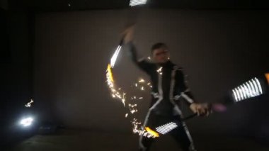 Sanatçı sahne alanı'ndaki havai fişek sopayla juggles. LED göstermek