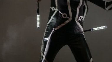 Zaman uyumlu olarak parlayan sopalarla sallayarak sahnede iki sanatçı