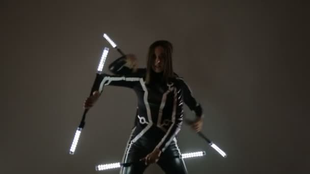 Deux artistes sur scène agitant synchrone avec des bâtons qui brillent — Video