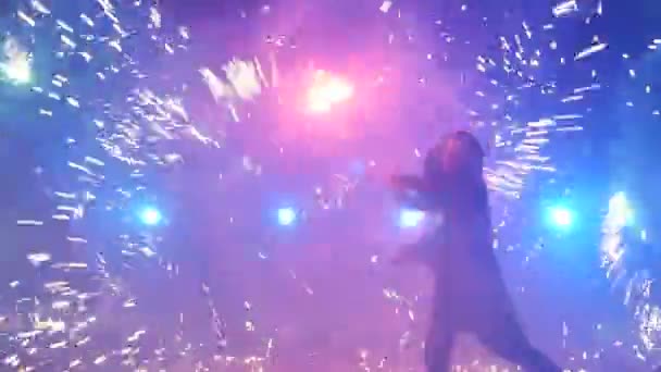 불 쇼 슬로우 모션입니다. 남자와 여자 길거리 공원에서 밤에 불 춤 수행. 부품 51 — 비디오