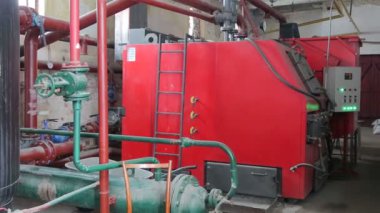 Alternatif yakıtlar ve ahşap destekleri ile sınai bina Isıtma için büyük bir kazan