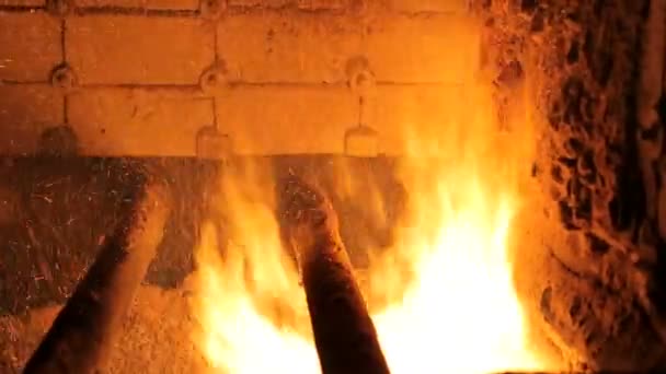 Alternative fuel. Pallets are burnt in an industrial boiler — Stock Video