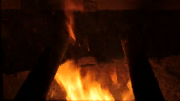 Alternative fuel. Pallets are burnt in an industrial boiler — Stock Video