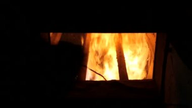 Endüstriyel bir kazan içinde yakıt yakar. Açık kapıdan görüntülemek