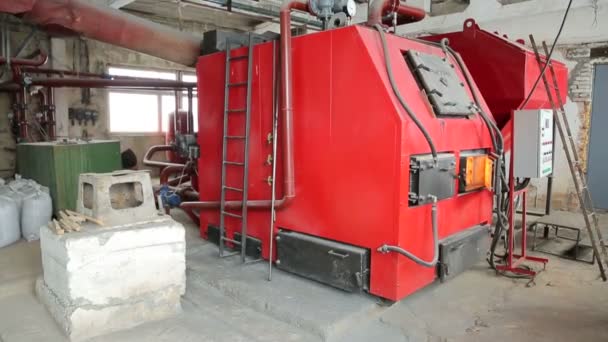 A large boiler for heating industrial premises with alternative fuels and wooden brackets — Stock Footage A large boiler for heating industrial premises with alternative fuels and wooden brackets Video Clip