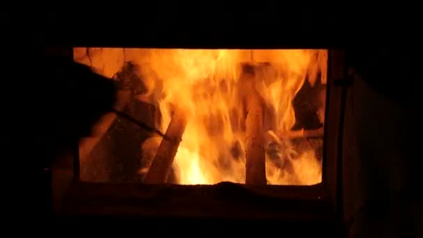 Brucia carburante in una caldaia industriale. Vista attraverso la porta aperta — Video Stock