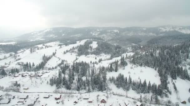 飞越山上的城市。冬日白雪覆盖的小镇在乌克兰喀尔巴阡山 — 图库视频影像