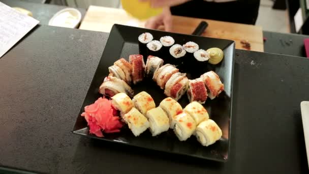 Stengt for kokken sushi-vannsaus. Sushien på restauranten. – stockvideo