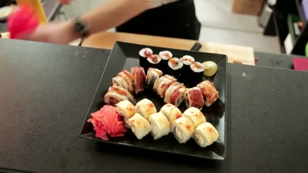 Stengt for kokken sushi sprinkle med sesamfrø. Lager sushi – stockvideo
