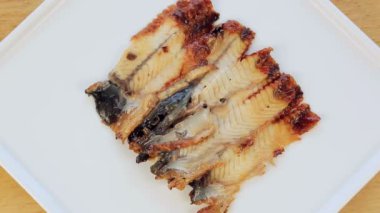 Yakın çekim. Füme yılan balığı suşi dilim