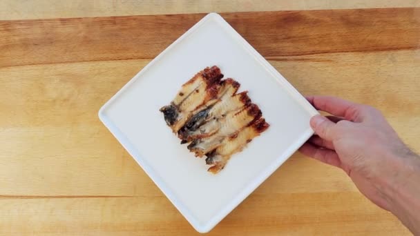 Кусочки суши из копченого угря — стоковое видео