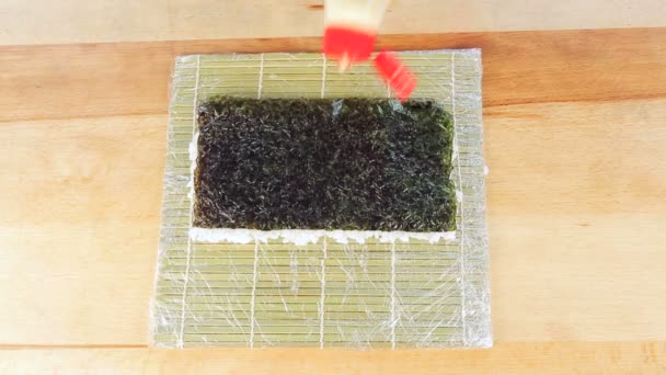 Gros plan de sauce d'arrosage de sushi de chef. Les sushis dans le restaurant — Video