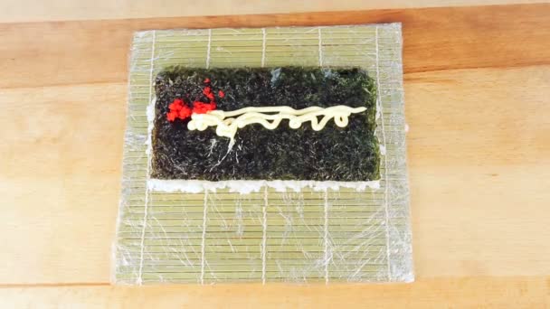 Primer plano de la salsa de sushi de chef riego. El sushi en el restaurante — Vídeos de Stock