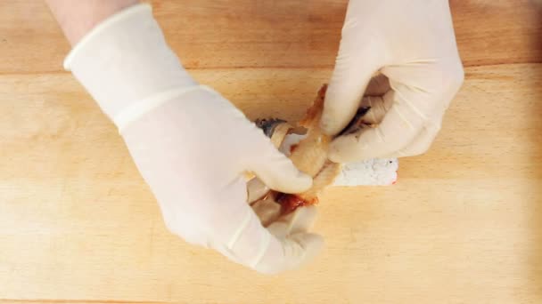 Master voorbereiding Sushi rollen met behulp van een bamboe mat en nori zeewier — Stockvideo