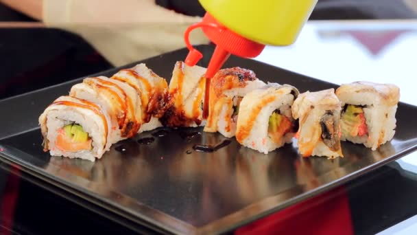 Närbild av kocken sushi vattning sås. Sushi i restaurangen — Stockvideo