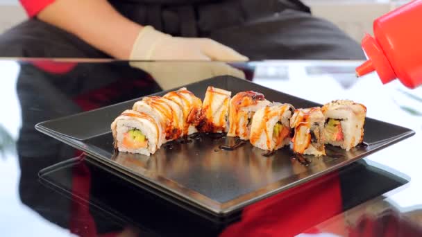 Closeup σούσι σεφ πασπαλίζουμε με σουσάμι. Μαγείρεμα σούσι — Αρχείο Βίντεο