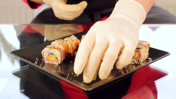 Närbild av kocken sushi vattning sås. Sushi i restaurangen — Stockvideo