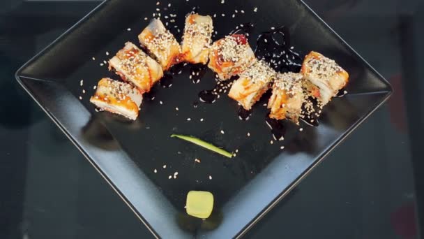 Nærbillede af kokken sushi vanding sauce. Sushi i restauranten – Stock-video
