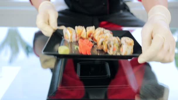 Sushi na czarnej płycie udekorowane różami w Ginger — Wideo stockowe