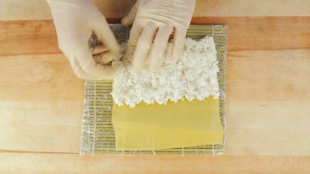 El chef prepara sushi colocando arroz en las algas Nuri — Vídeo de stock