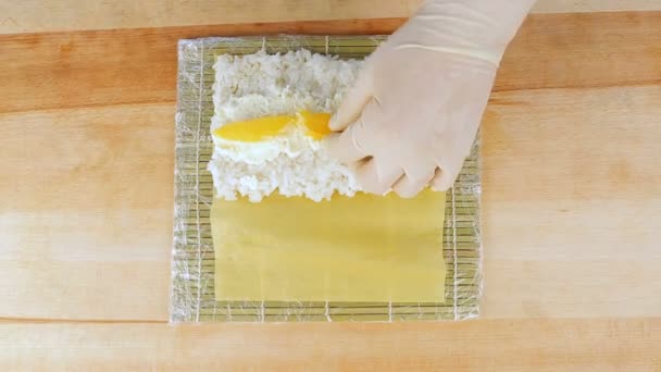 El chef prepara sushi colocando arroz en las algas Nuri — Vídeos de Stock