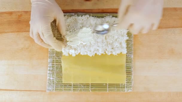 Lo chef prepara il sushi mettendo il riso sulle alghe Nuri — Video Stock