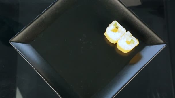 Los rollos de sushi maestro ponen sushi en un plato negro — Vídeo de stock
