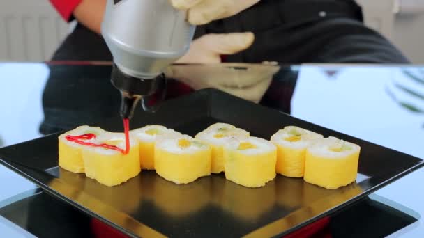 Close-up van sushi van de chef-kok drenken saus. De sushi in het restaurant — Stockvideo