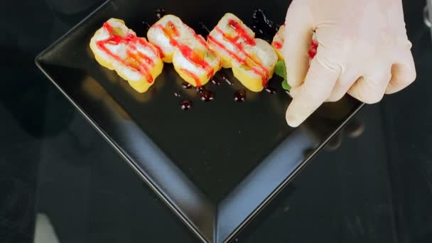 Sushi på sort tallerken dekoreret med roser i ingefær – Stock-video