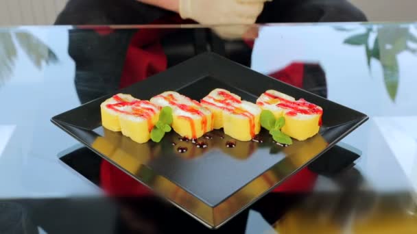 Sushi sur une assiette noire décorée de roses au gingembre — Video