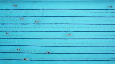 Kış olimpik havuzu yüzücüler pratikte. Hava atışı